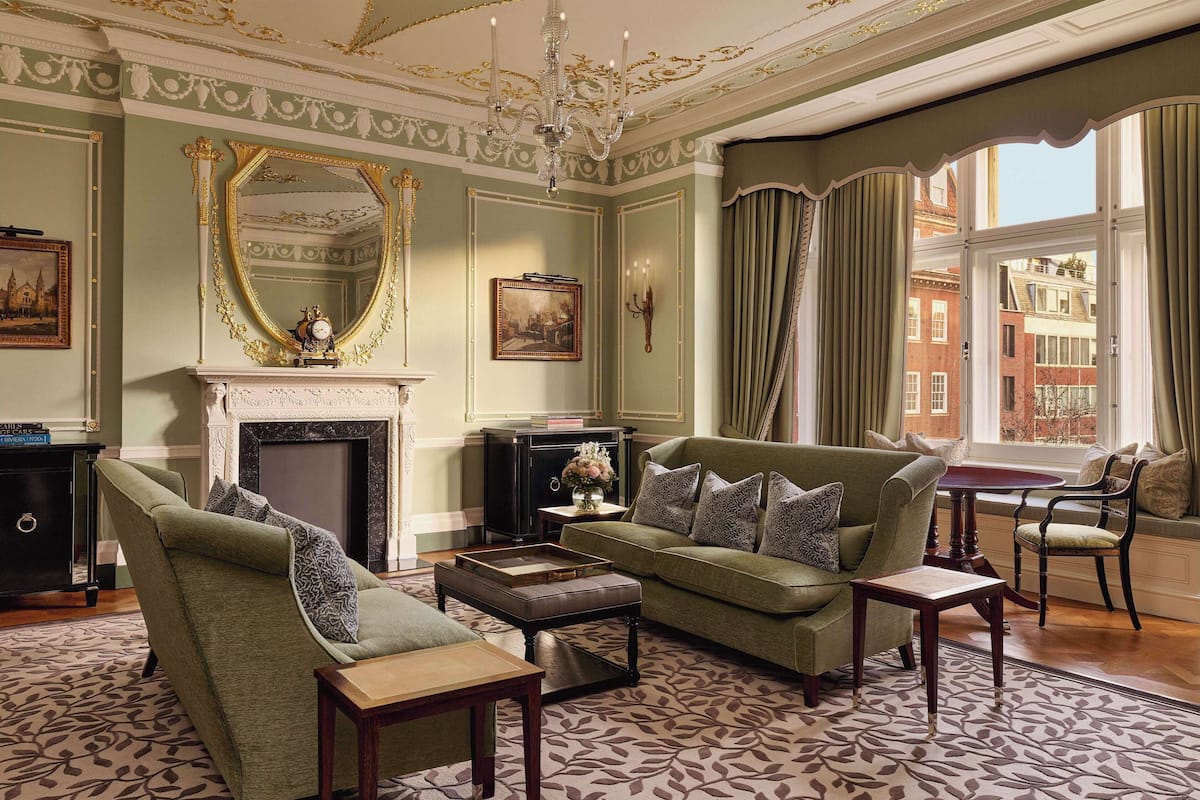 Connaught Suite | 高档床上用品、免费迷你吧物品、客房内保险箱、办公桌