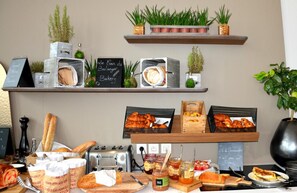 Daily buffet breakfast (EUR 25 per person) - Radisson Blu Hotel Lyon (Lyon)