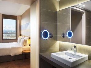 Suite Junior (Panoramic View) | Bagno | Doccia, set di cortesia gratuito, asciugacapelli, asciugamani