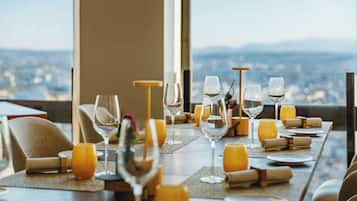 Se sirven desayunos, comidas, cenas y cocina regional