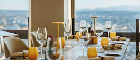 Breakfast, lunch, dinner served; Regional cuisine