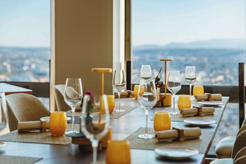 Petit-déjeuner, déjeuner et dîner servis sur place