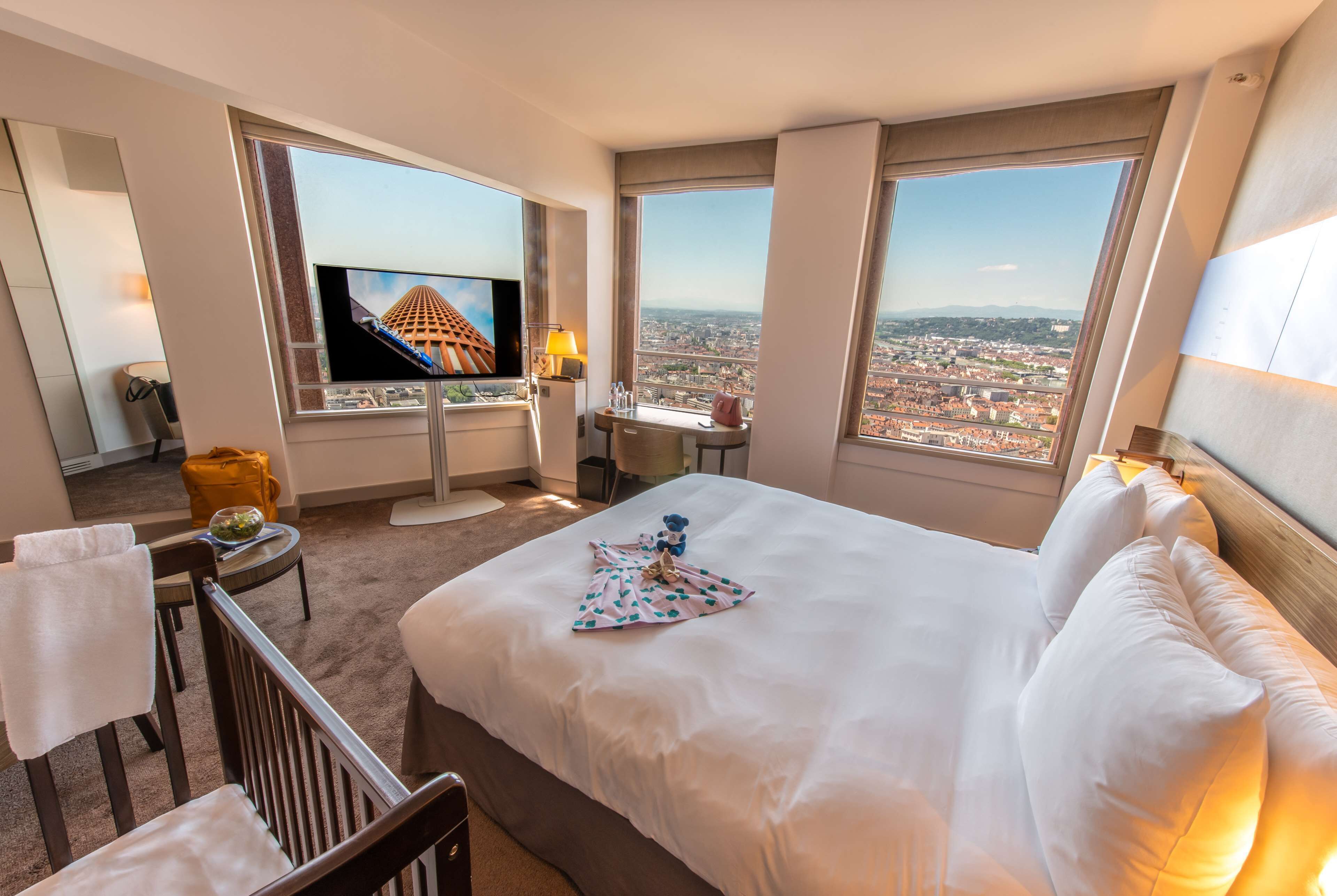 Suite – junior (Panoramic View) | Allergitestet sengetøy, minibar, skrivebord og blendingsgardiner