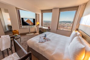 Suite Junior (Panoramic View) | Seprai antialergi, minibar, meja kerja, dan tirai kedap cahaya