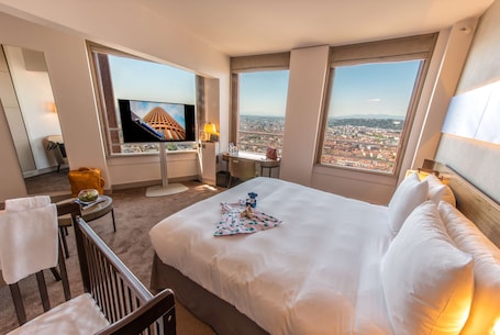 Junior Suite (Panoramic View) | Hypo-allergenic bedding, minibar, desk, blackout drapes. Radisson Blu Hotel Lyon