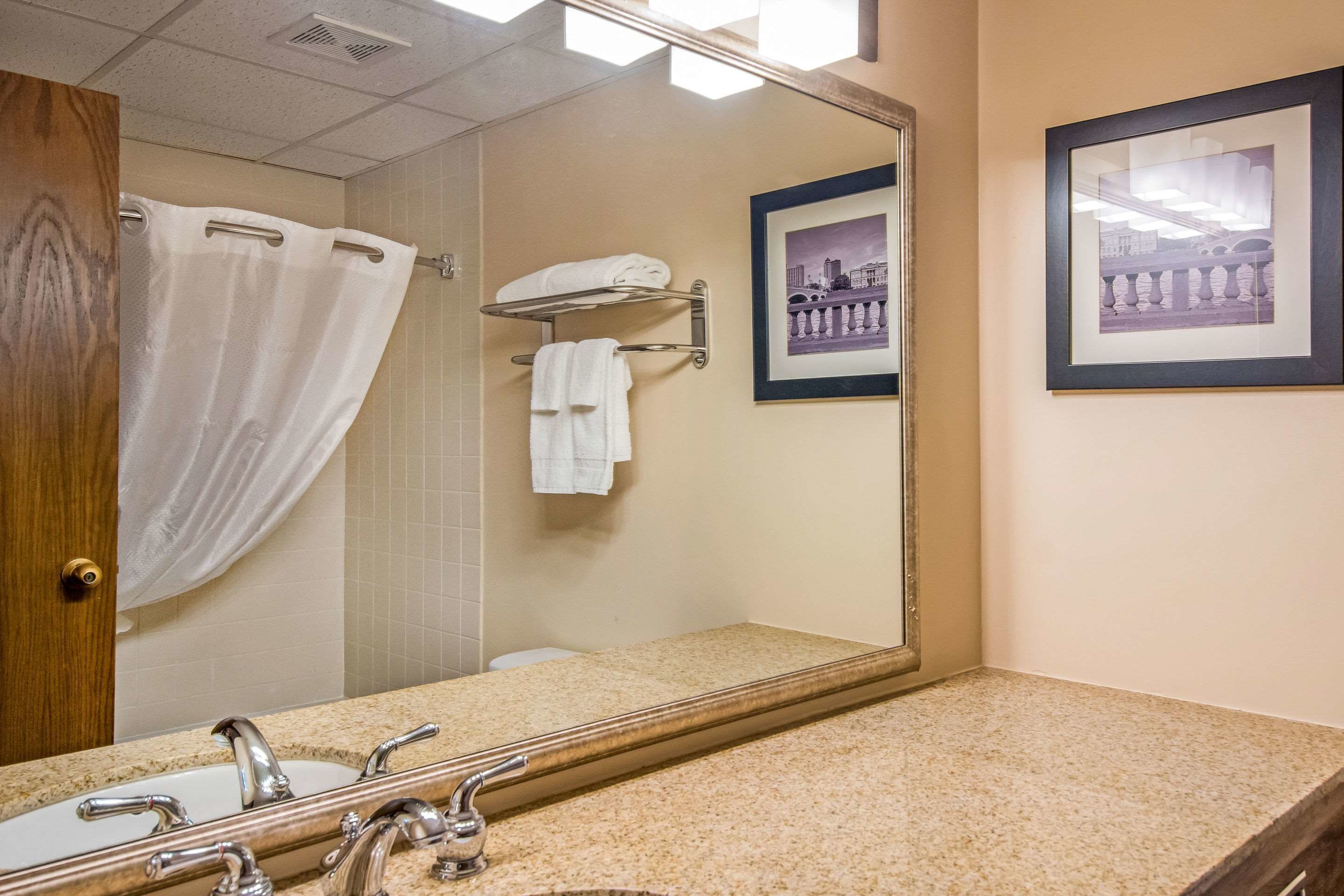 standard room, 1 king bed, non smoking | bathroom | free toiletries, hair dryer, towels