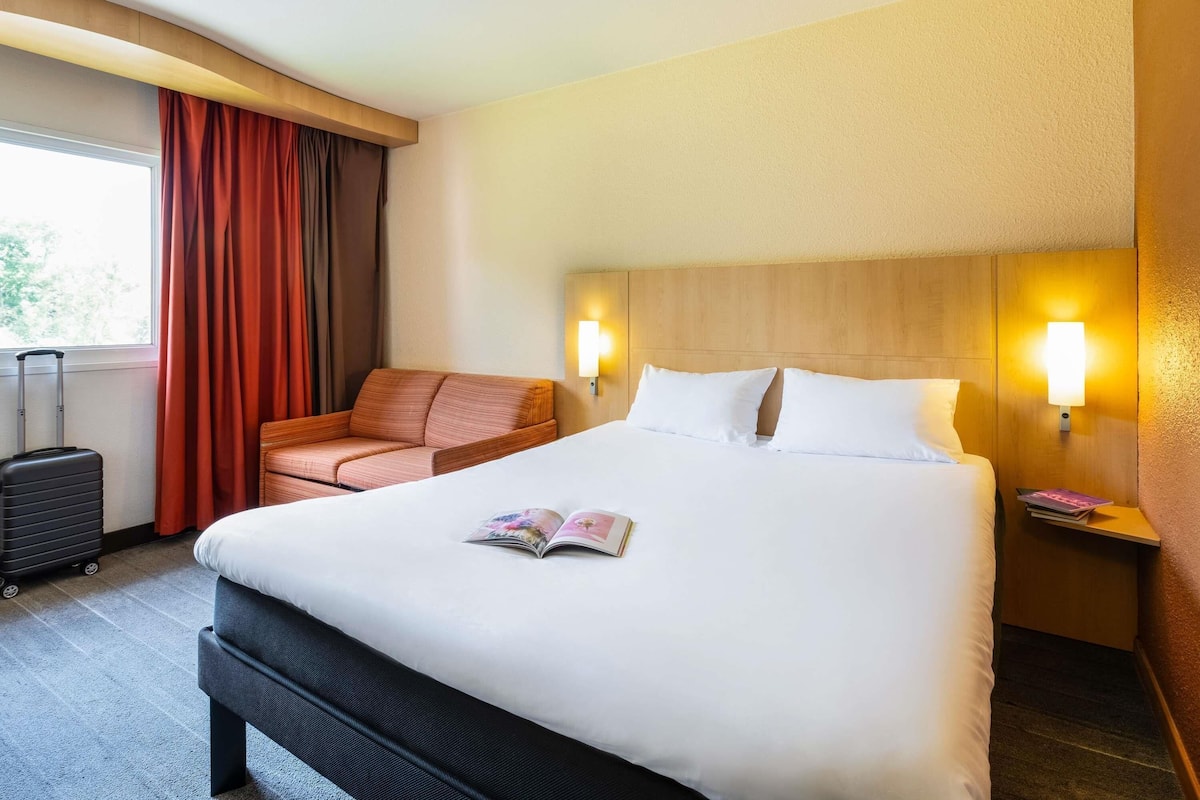 Premium bedding, desk, blackout drapes, soundproofing