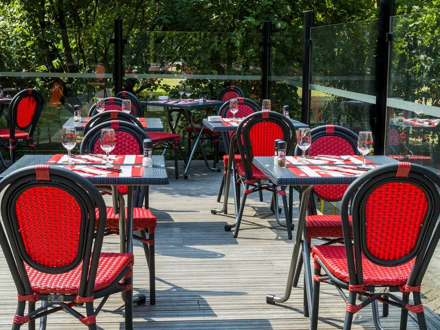 Se sirven desayunos, comidas y cocina francesa con vista al jardín