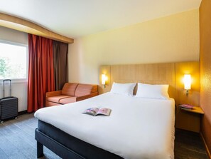 Premium bedding, desk, blackout drapes, soundproofing