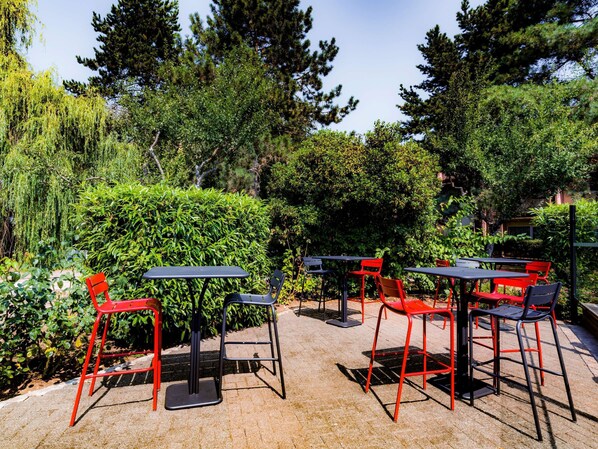 Breakfast, lunch, dinner served; French cuisine, garden views 