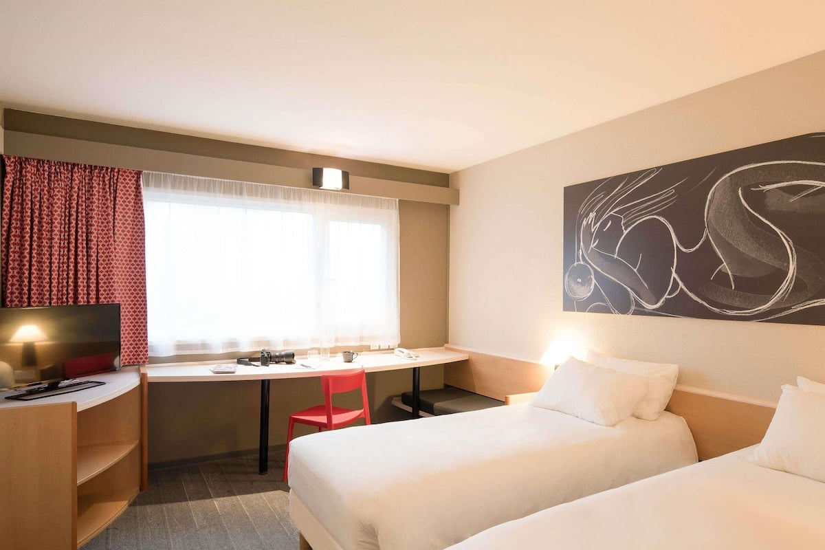 Standard Room, 2 Twin Beds | Premium bedding, desk, blackout drapes, soundproofing