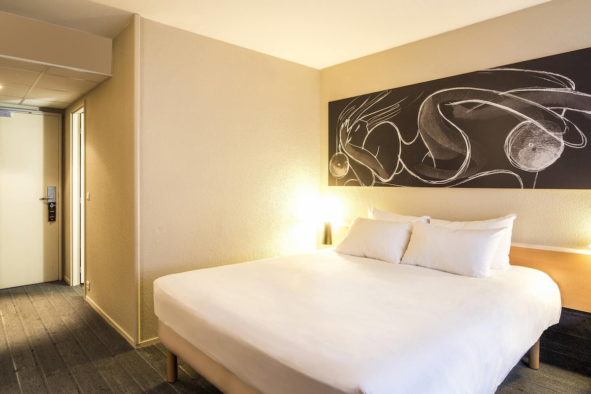 Standard Room, 1 Double Bed | Premium bedding, desk, blackout drapes, soundproofing