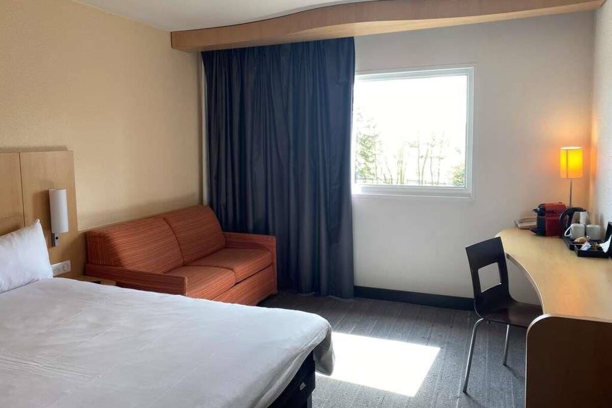 Ropa de cama de alta calidad, escritorio y cortinas blackout