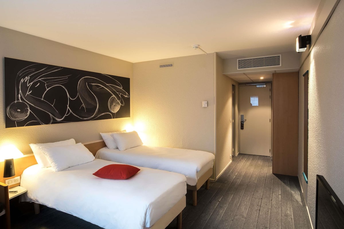 Ropa de cama de alta calidad, escritorio y cortinas blackout