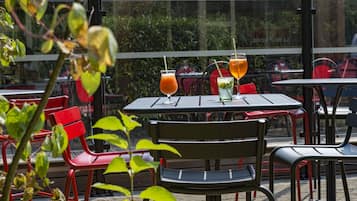 Aamiainen ja lounas; ranskalainen keittiö, näkymät puutarhaan