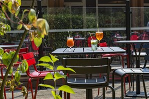 حيث تُقدم وجبات الإفطار، الغداء، الأطباق الفرنسية، إطلالات على الحديقة