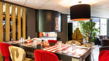 Ontbijt, serveert lunch, diner, Franse gerechten, uitzicht op de tuin