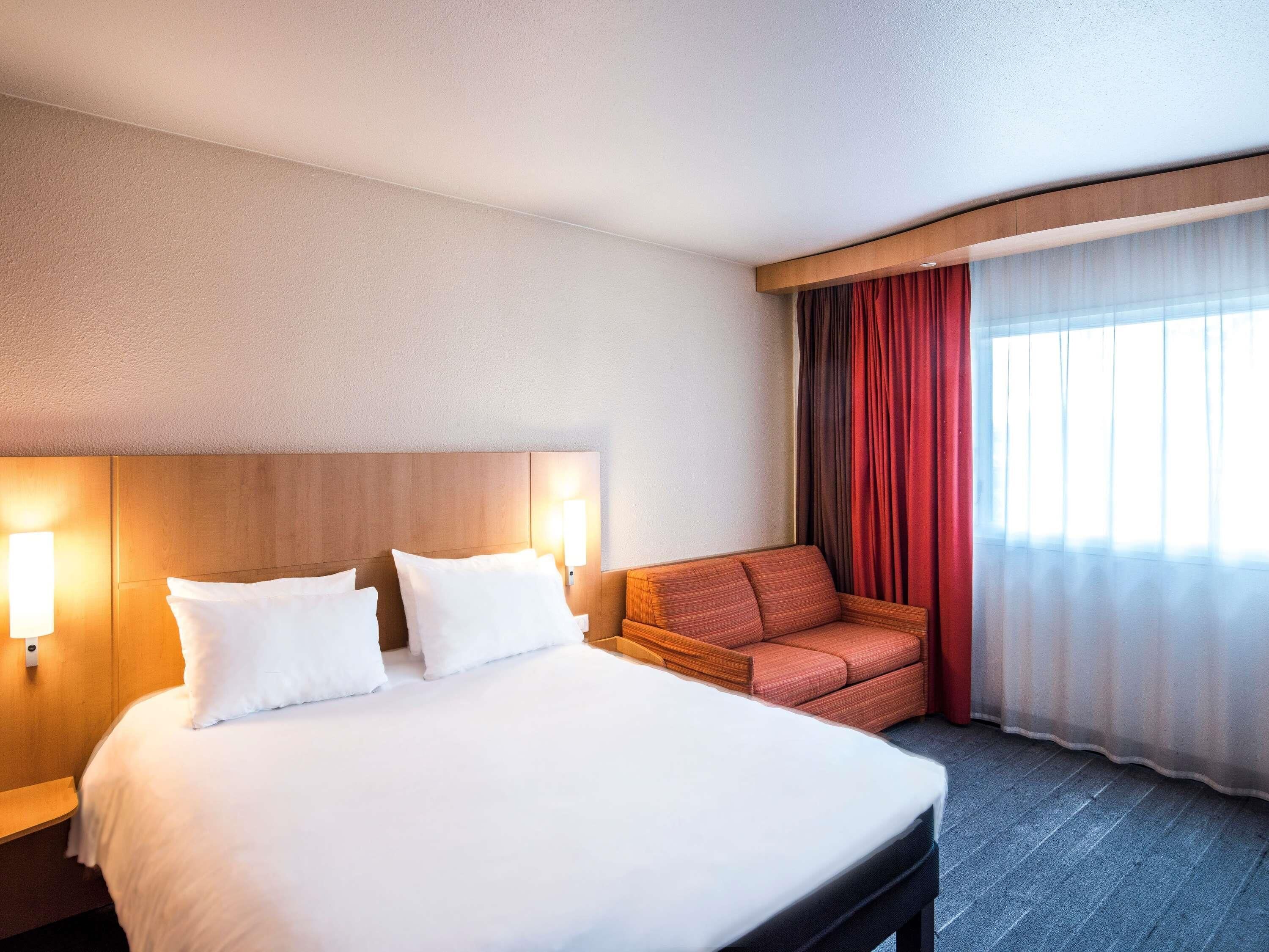 Habitación estándar, 1 cama doble con sofá cama | Ropa de cama de alta calidad, escritorio, cortinas opacas