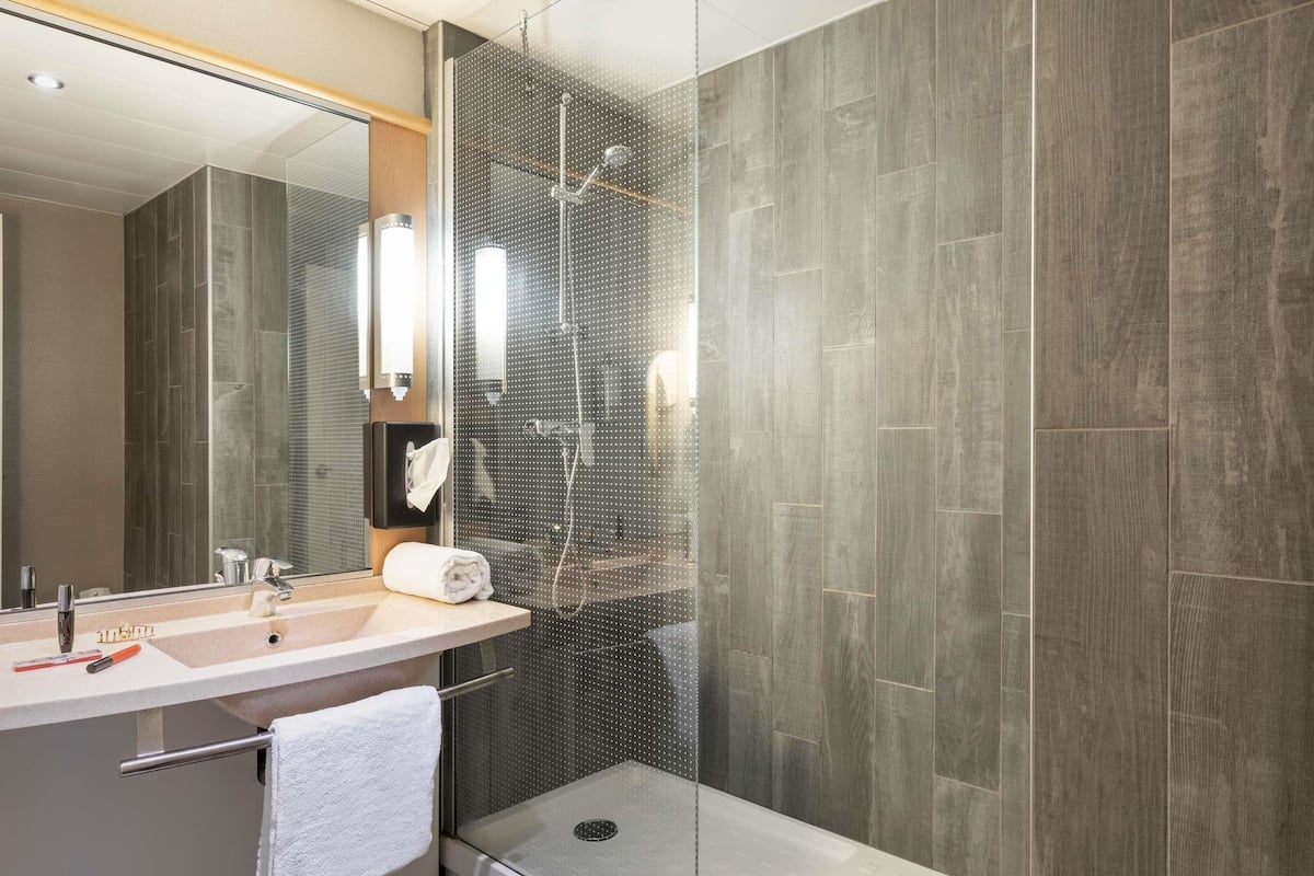 Literie de qualité supérieure, bureau, rideaux occultants