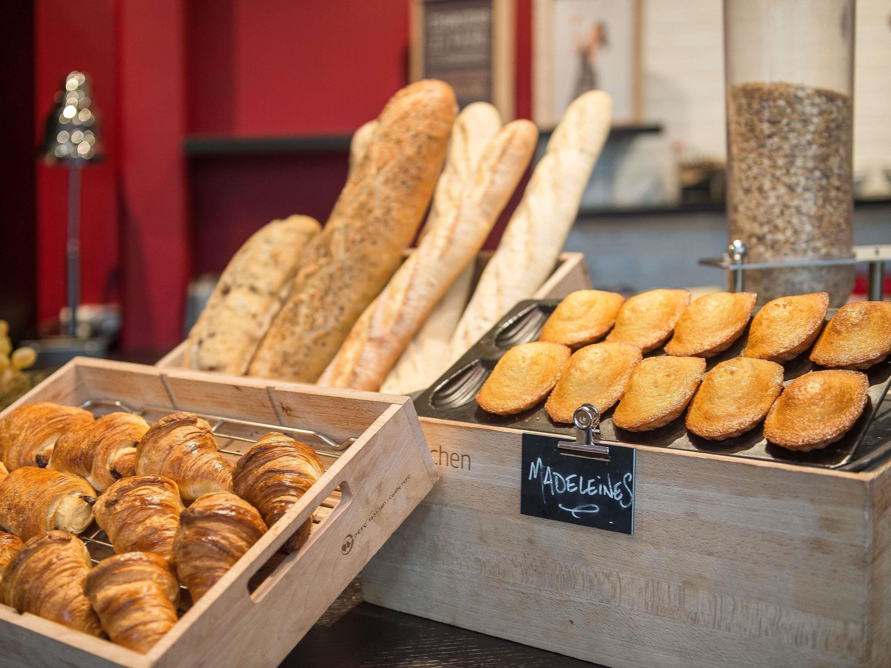 Una vitrina de panadería con distintos productos horneados.