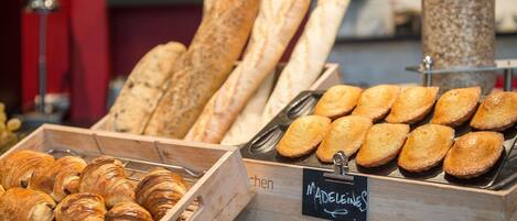 Una vitrina de panadería con distintos productos horneados.