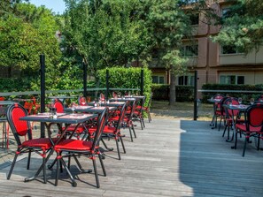 供应早餐、午餐和晚餐，法国菜，花园景观