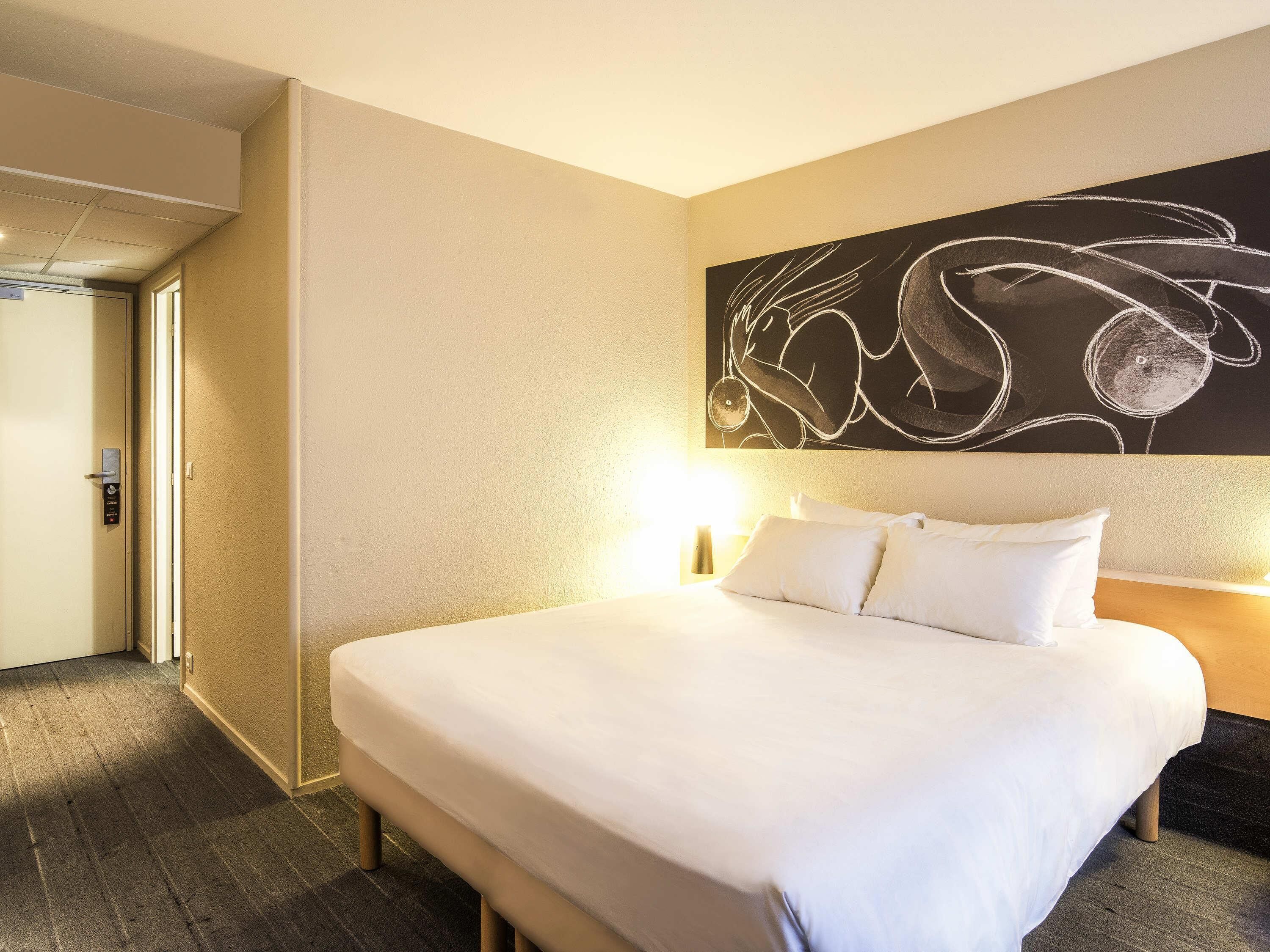 Habitación estándar, 1 cama doble | Ropa de cama de alta calidad, escritorio, cortinas opacas