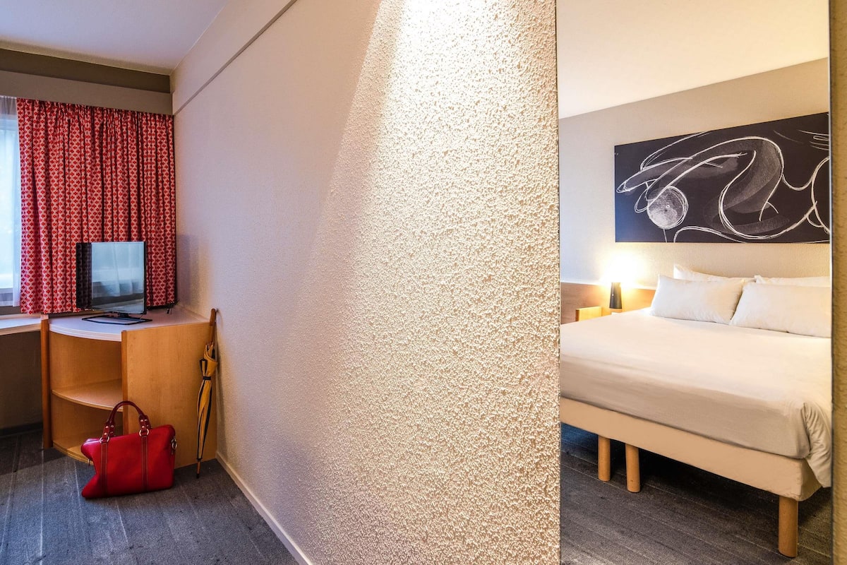 أغطية فراش متميزة ومكتب وستائر تعتيم وتجهيزات عازلة للصوت