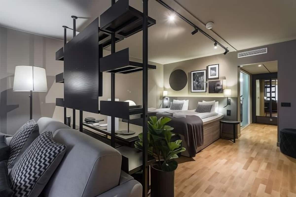 1 bedroom, in-room safe, desk, blackout curtains