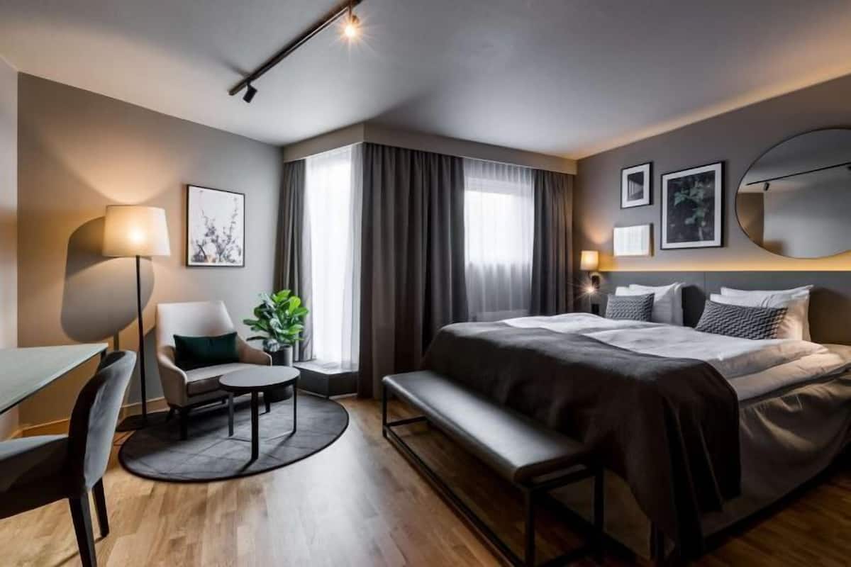 1 bedroom, in-room safe, desk, blackout curtains