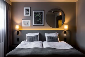 Cofres nos quartos, escrivaninha, cortinas blackout