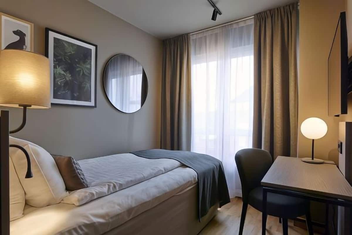 1 bedroom, in-room safe, desk, blackout curtains