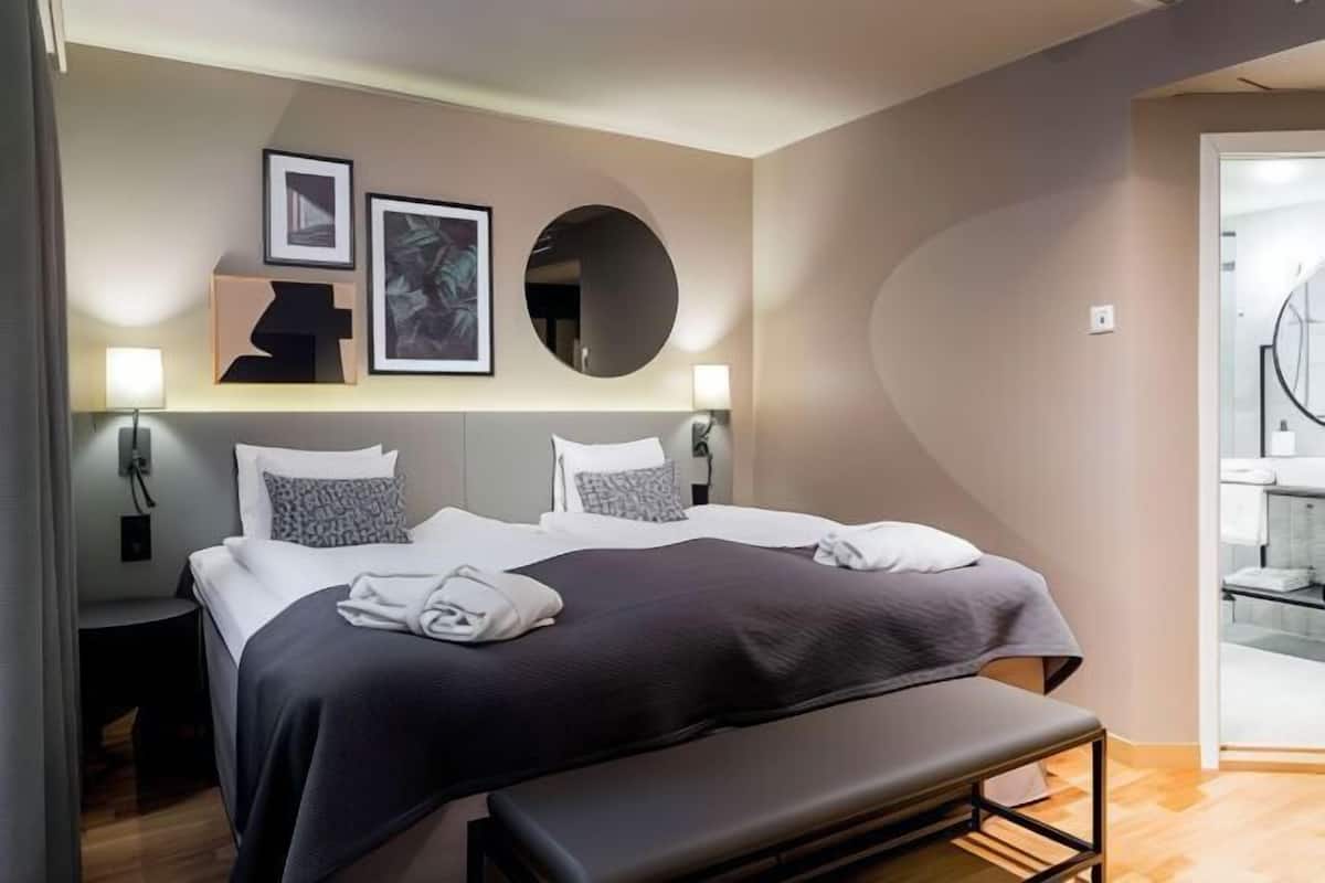 1 bedroom, in-room safe, desk, blackout curtains