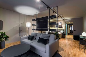 小型套房 | 客房内保险箱、办公桌、遮光窗帘、熨斗/熨衣板