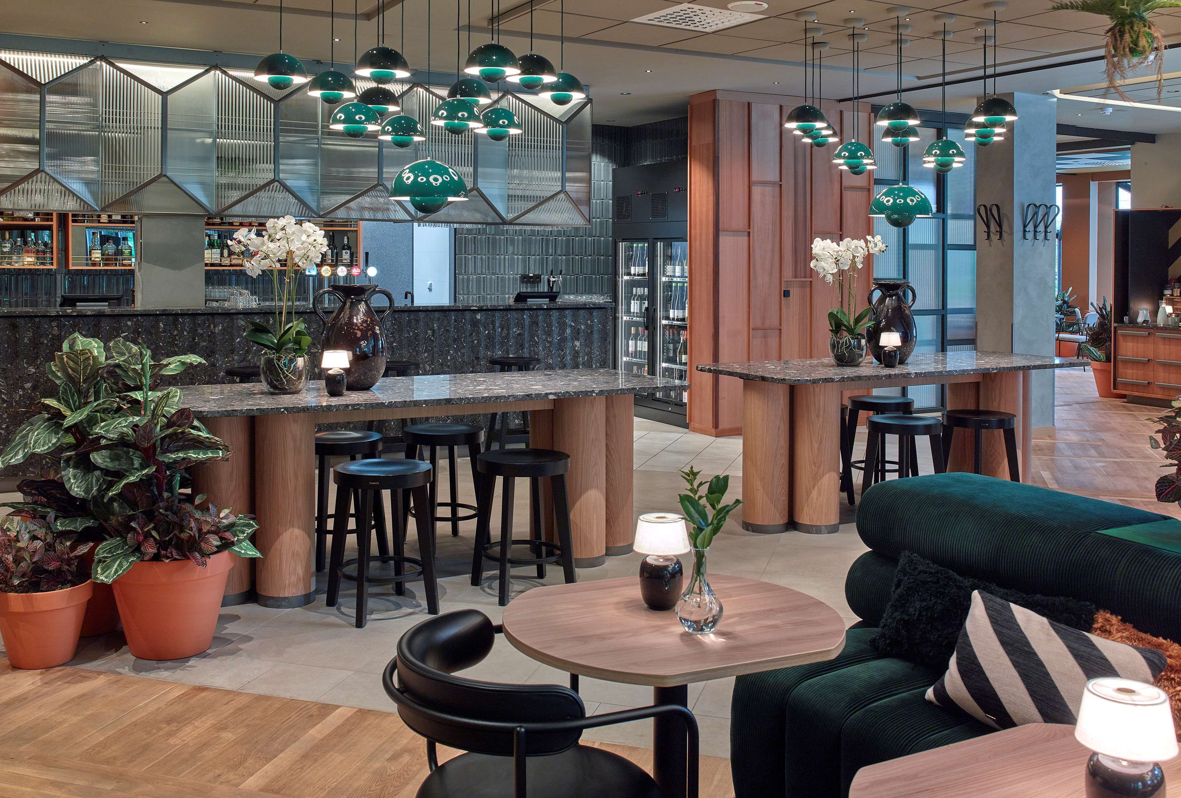 serves breakfast and dinner