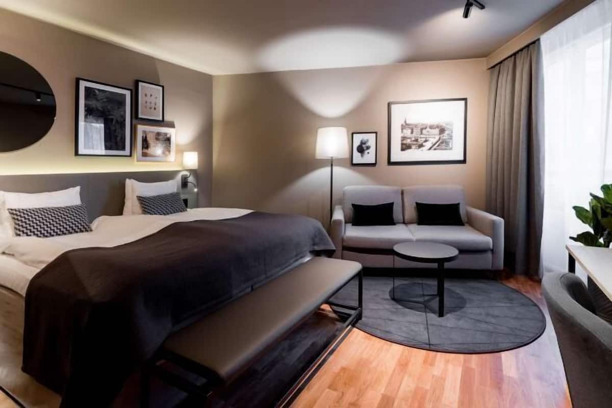 1 bedroom, in-room safe, desk, blackout curtains