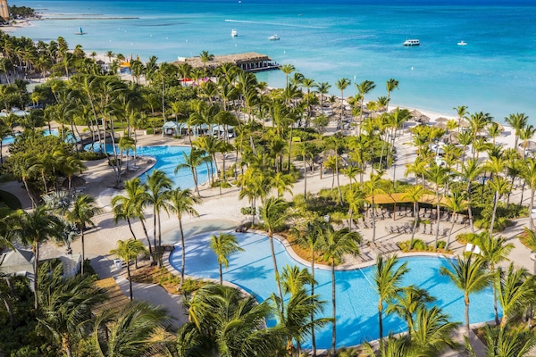 2 piscinas al aire libre, camas de piscina con cargo, sombrillas