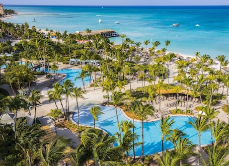 2 piscinas al aire libre, camas de piscina con cargo, sombrillas