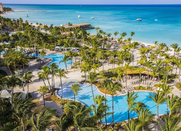 2 piscinas al aire libre, camas de piscina con cargo, sombrillas