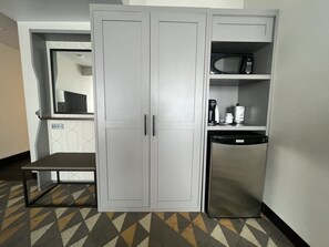Suite, 1 King Bed (Additional Living Area) | Room amenity
