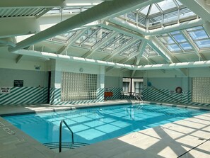 Una piscina cubierta