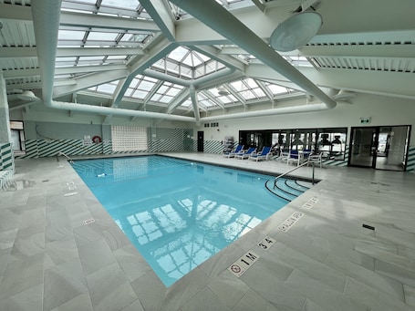 Una piscina techada. Holiday Inn Toronto Airport East by IHG