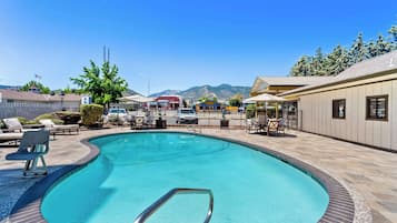 حمّام سباحة خارجي موسمي