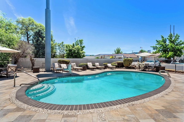 Kolam renang terbuka bermusim