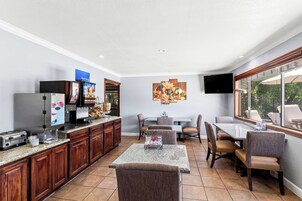 Café da manhã completo grátis todos os dias