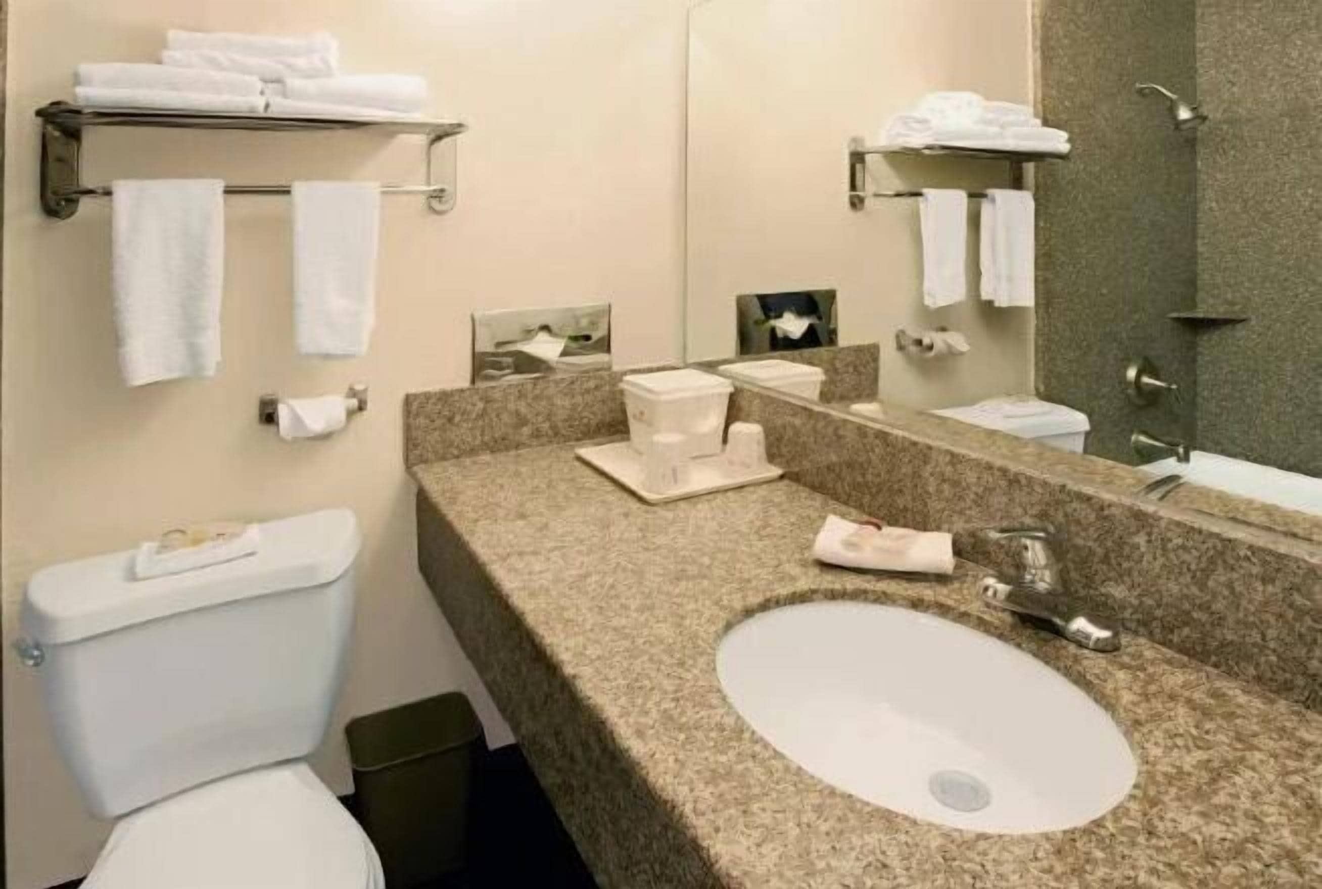 ฝักบัวในอ่างอาบน้ำ, ของใช้ในห้องน้ำฟรี, ไดร์เป่าผม, ผ้าเช็ดตัว