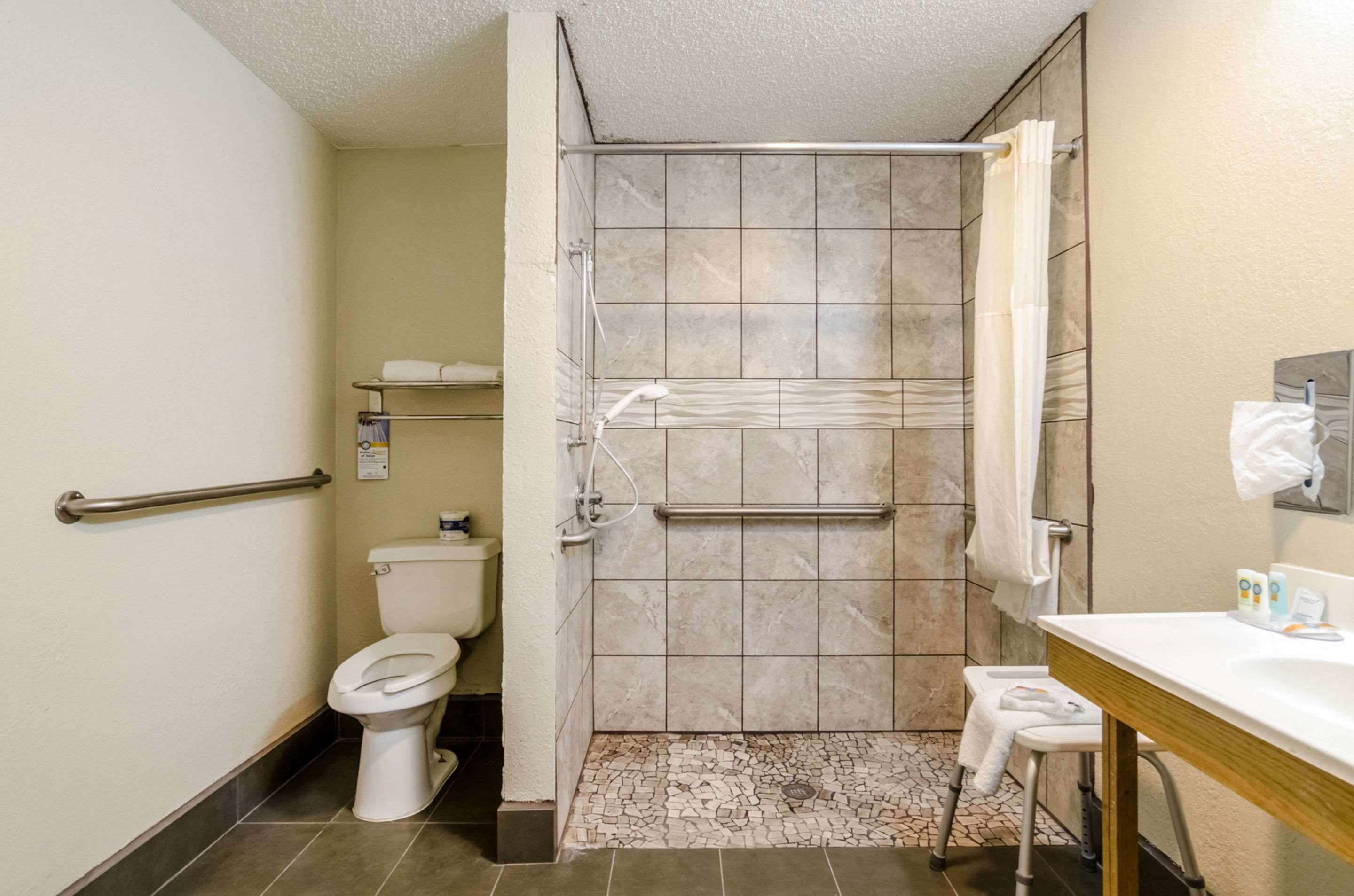 Een bad/douchecombinatie, gratis toiletartikelen, een haardroger