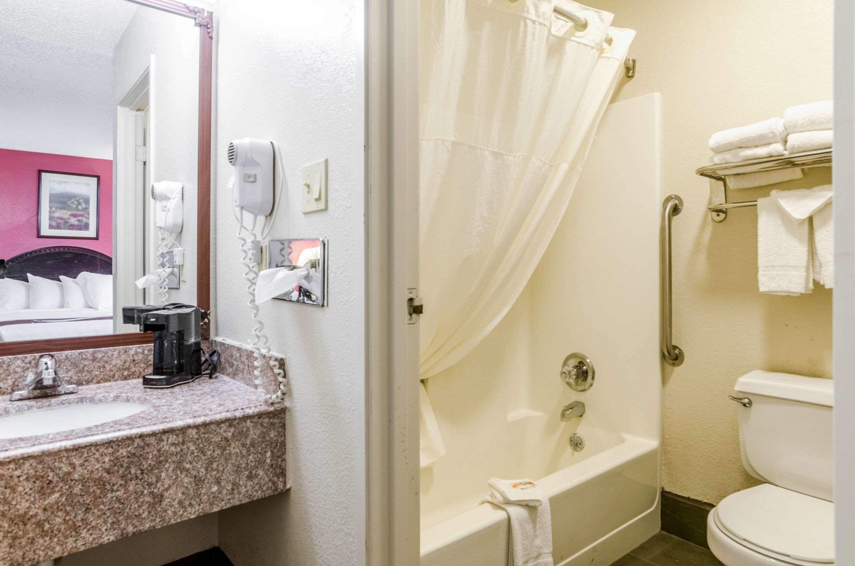 Ensemble baignoire-douche, articles de toilette (gratuits)