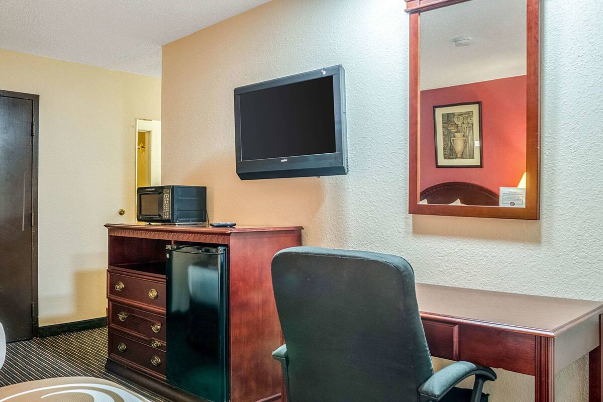 Standard Room, 2 Double Beds, Non Smoking | In-room safe, desk, iron/ironing board, cribs (free)