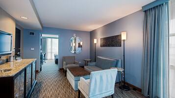 Luxe beddengoed, een kluis op de kamer, een bureau, een laptopwerkplek